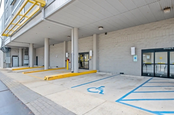 Facility photo: //images.sparefoot.com/medium/23894468d5b754f28ce.jpg