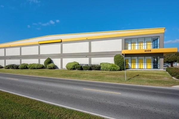 Facility photo: //images.sparefoot.com/medium/23894668d2be4a81259.jpg