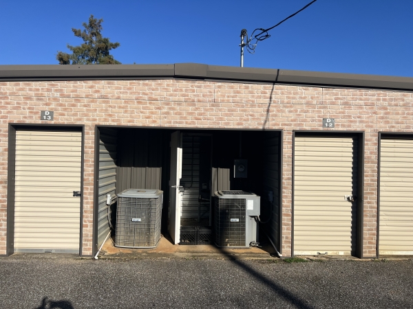 Facility photo: //images.sparefoot.com/medium/2389526884bfac6114e.jpeg