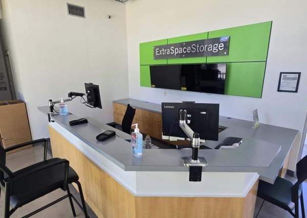 Facility photo: //images.sparefoot.com/medium/23907569c7c38768b6a.jpg