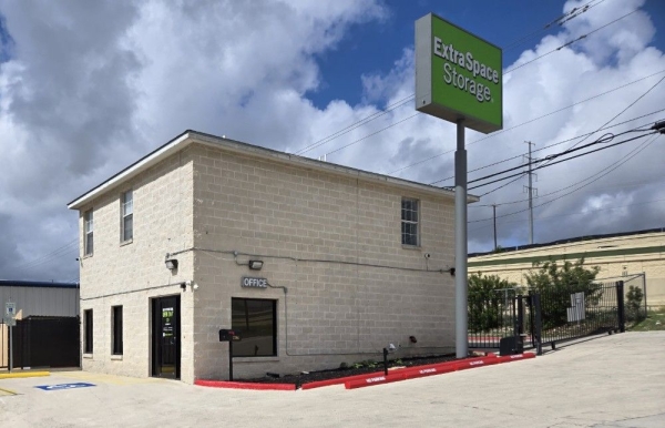 Storage Units at Extra Space Storage - 2238 - San Antonio - 27904 US Highway 281 N - 27904 U.S. Highway 281 North