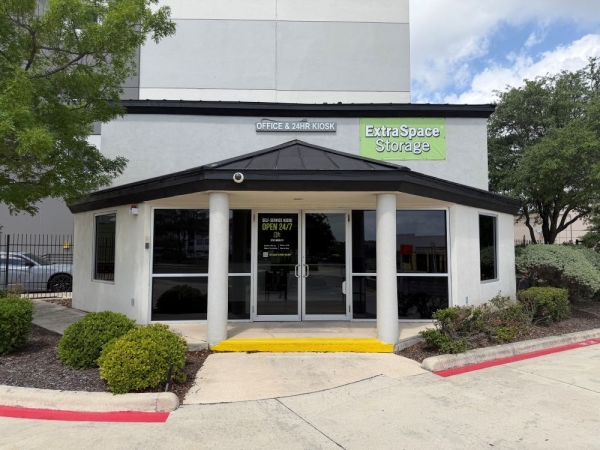 Facility photo: //images.sparefoot.com/medium/23908569f9dc9c0afef.jpg