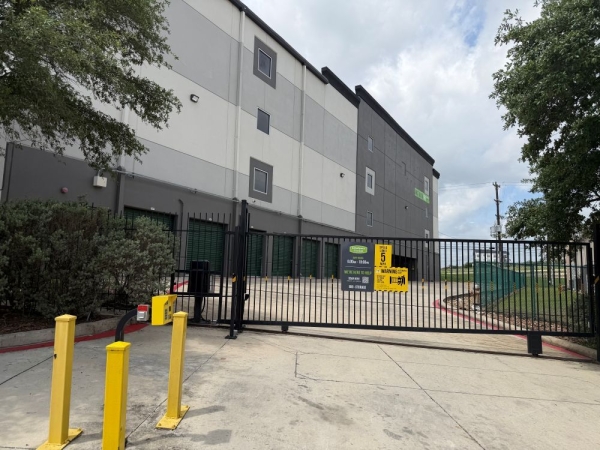 Facility photo: //images.sparefoot.com/medium/23908569f9dc9f11648.jpg