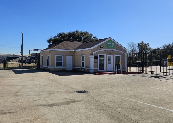 Facility photo: //images.sparefoot.com/medium/23908869942e497d5b4.jpg