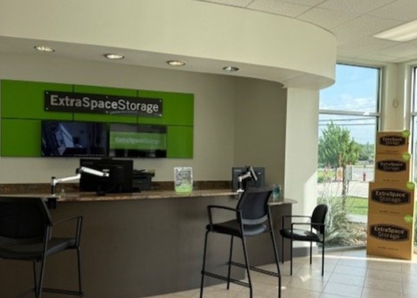 Facility photo: //images.sparefoot.com/medium/23910169e372fa7c86a.jpg