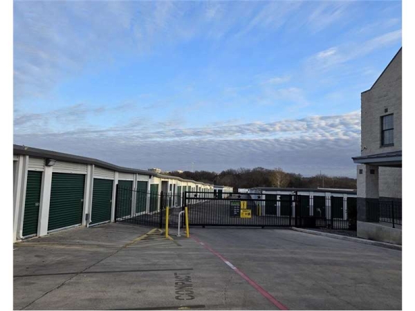 Storage Units at Extra Space Storage - 2232 - San Antonio - 8762 Huebner Rd - 8762 Huebner Road