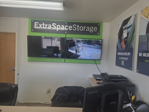 Facility photo: //images.sparefoot.com/medium/239109699431111b801.jpg