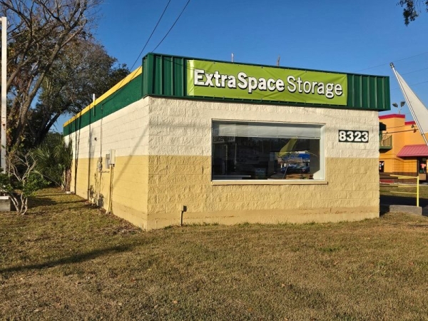 Storage Units at Extra Space Storage - 6690 - Tampa - 8323 W Hillsborough Ave - 8323 West Hillsborough Avenue