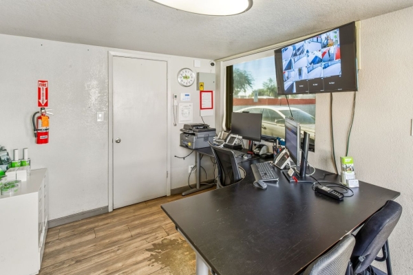 Facility photo: //images.sparefoot.com/medium/2391596994318d7b864.jpg