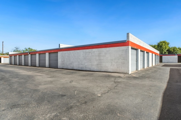 Facility photo: //images.sparefoot.com/medium/2391596994318e7fd5a.jpg