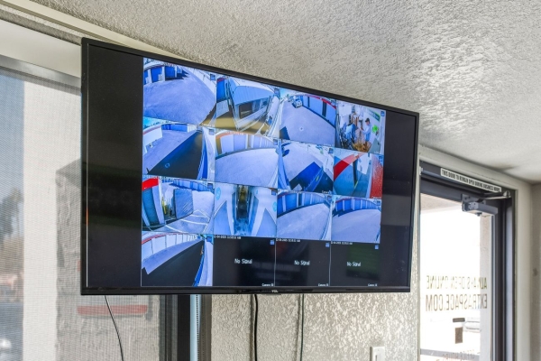 Facility photo: //images.sparefoot.com/medium/23915969943192ef3b3.jpg