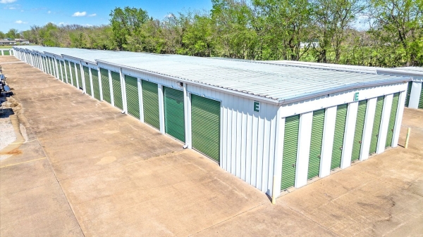 Facility photo: //images.sparefoot.com/medium/2391666a2aa445a97e9.jpg