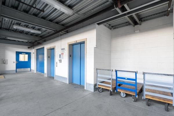 Facility photo: //images.sparefoot.com/medium/23921867d22a6e3f7c6.jpg