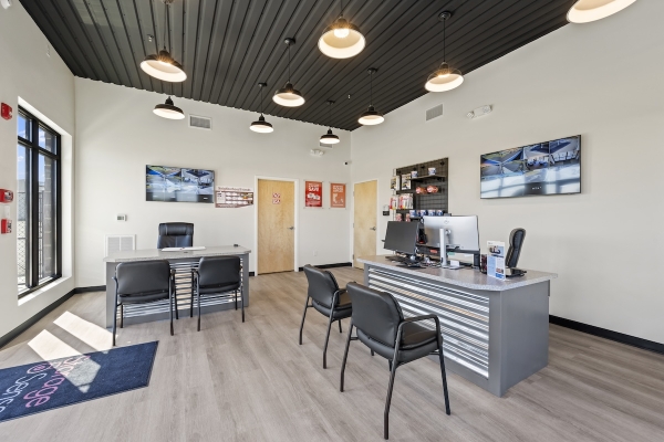 Facility photo: //images.sparefoot.com/medium/239280690ce2c81cba0.jpg