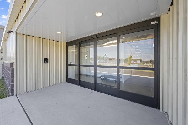 Facility photo: //images.sparefoot.com/medium/239280690ce2d12a3a0.jpg