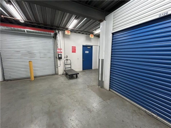 Facility photo: //images.sparefoot.com/medium/2392896789b97955a12.jpg
