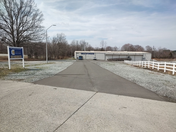 Facility photo: //images.sparefoot.com/medium/2393686a0b875a06e9b.jpg
