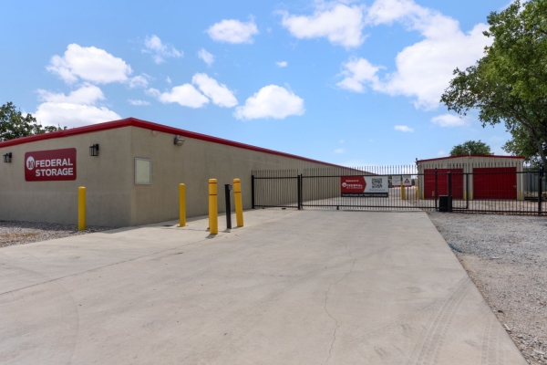 Facility photo: //images.sparefoot.com/medium/23937068b70b2445b84.jpg