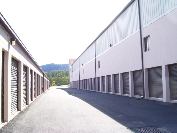 Facility photo: //images.sparefoot.com/medium/2393866793a36082bff.jpg