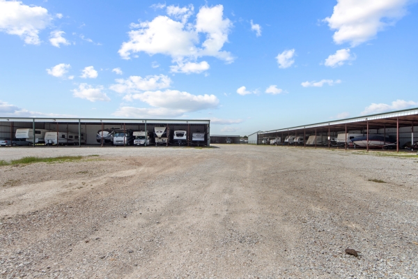 Facility photo: //images.sparefoot.com/medium/239442689dd6b984001.jpg