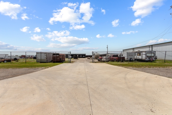 Facility photo: //images.sparefoot.com/medium/239442689dd70377f10.jpg