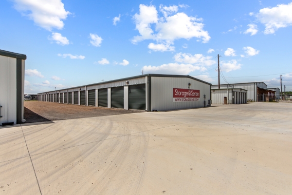Facility photo: //images.sparefoot.com/medium/239442689dd7918840f.jpg