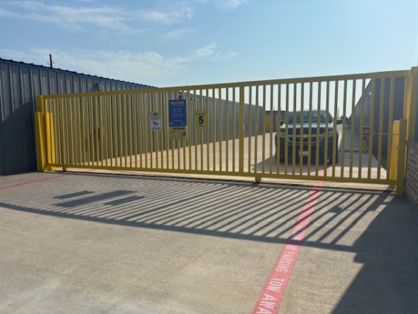 Facility photo: //images.sparefoot.com/medium/23953168af33e650bb1.jpg