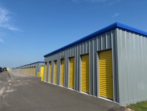 Facility photo: //images.sparefoot.com/medium/23953168af33fc6a47a.jpg