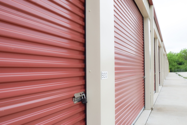 Facility photo: //images.sparefoot.com/medium/239534691f6b4246705.jpg