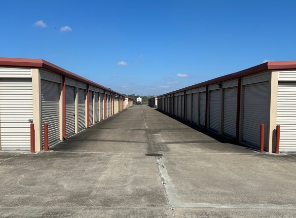 Facility photo: //images.sparefoot.com/medium/23954568754f28bc2fb.jpg