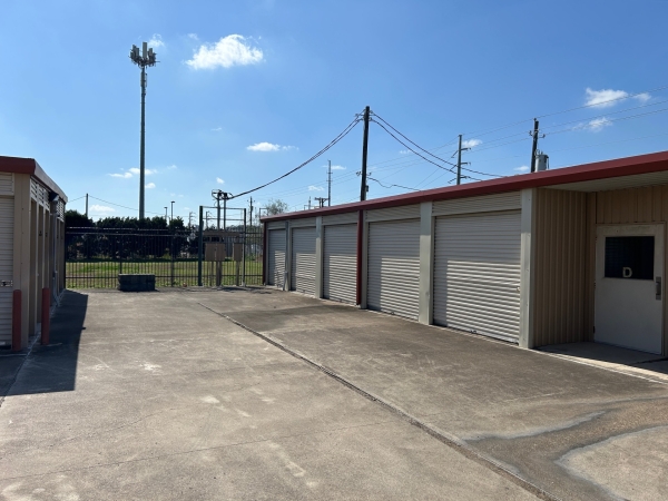 Facility photo: //images.sparefoot.com/medium/23954568754f2cb85af.jpg
