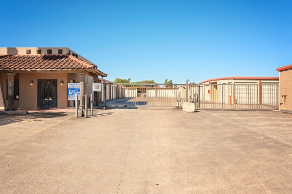 Facility photo: //images.sparefoot.com/medium/239545690e32e613eb4.jpg