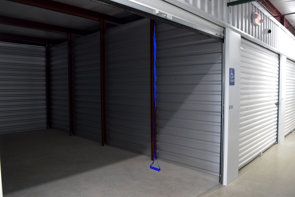 Facility photo: //images.sparefoot.com/medium/239566691f6c0285603.jpg