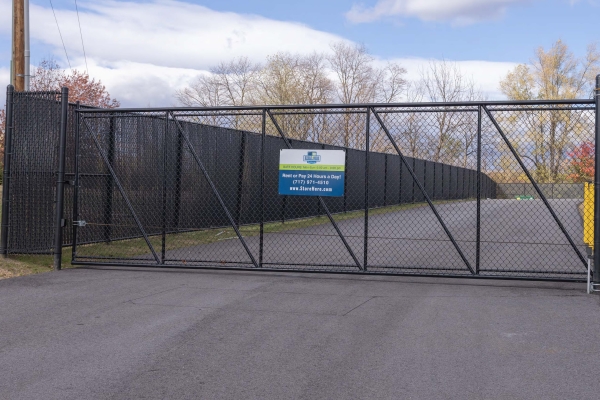 Facility photo: //images.sparefoot.com/medium/2395706941adf570bbf.jpg