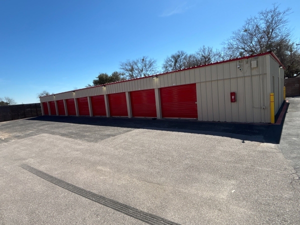 Facility photo: //images.sparefoot.com/medium/2395716a0b31e4e60aa.jpg
