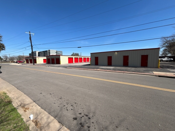 Facility photo: //images.sparefoot.com/medium/2395716a0b31f5de2be.jpg