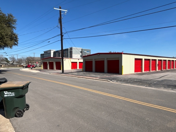 Facility photo: //images.sparefoot.com/medium/2395716a0b31f72b4ba.jpg