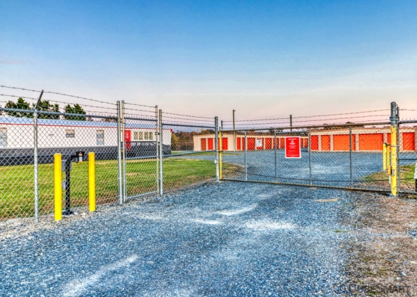 Facility photo: //images.sparefoot.com/medium/2395836a193c279be04.jpg