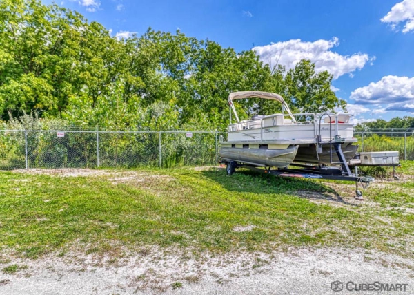 Facility photo: //images.sparefoot.com/medium/239588693a8b1cde404.jpg