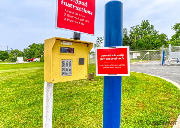 Facility photo: //images.sparefoot.com/medium/2395916a196381bd5ce.jpg