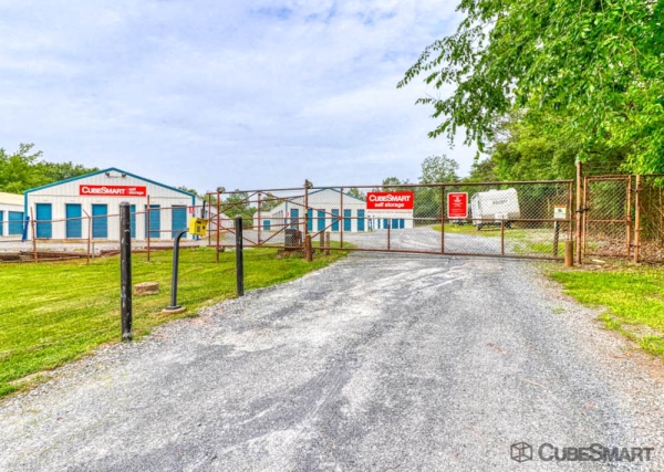 Facility photo: //images.sparefoot.com/medium/23959268809ef47d3e9.jpg