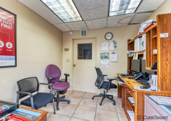 Facility photo: //images.sparefoot.com/medium/2395946881fa822195e.jpg
