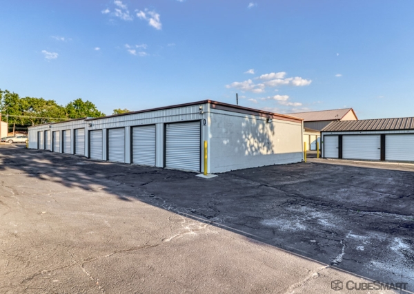Facility photo: //images.sparefoot.com/medium/23963568cbc0d045bf9.jpg