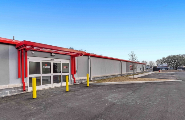 Facility photo: //images.sparefoot.com/medium/23965468bf4ad56e255.jpg