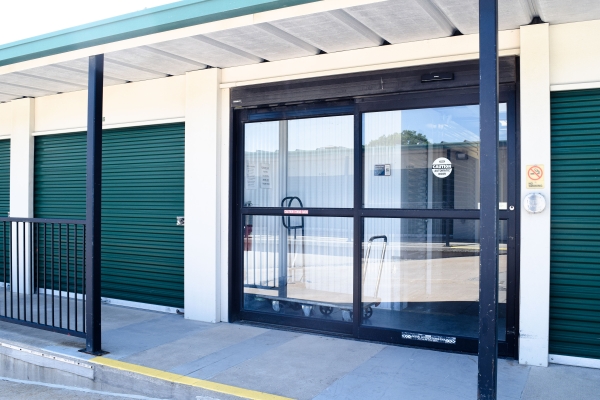 Facility photo: //images.sparefoot.com/medium/23968768f7fdf24d251.jpg