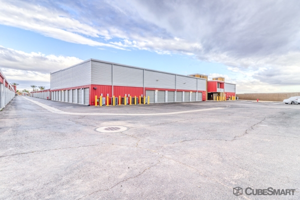 Facility photo: //images.sparefoot.com/medium/239752695f5bf77ba3f.jpg