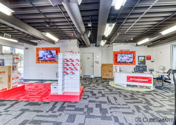 Facility photo: //images.sparefoot.com/medium/239757693a7fb3509bd.jpg