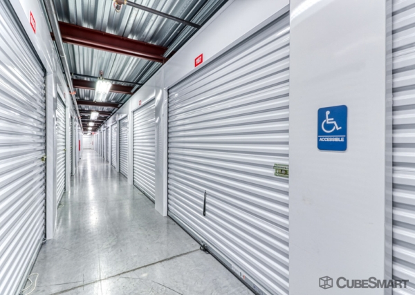 Facility photo: //images.sparefoot.com/medium/23975769e08c0ced1ba.jpg