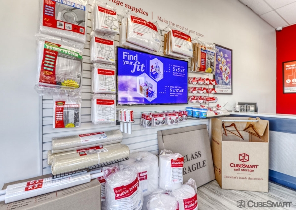 Facility photo: //images.sparefoot.com/medium/239765688b1f40c1320.jpg