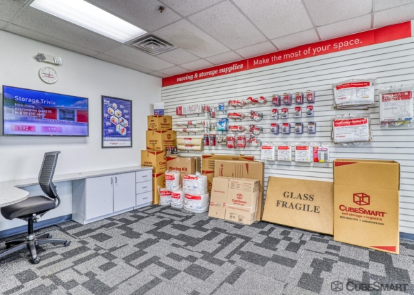 Facility photo: //images.sparefoot.com/medium/239770691ef3203563e.jpg